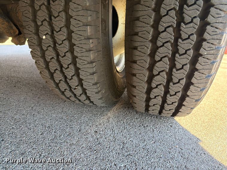image for item FT6988 2015 Ford E450 shuttle bus