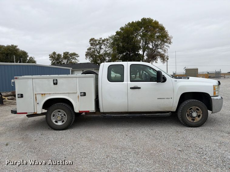 image for item FU0582 2008 Chevrolet Silverado 2500HD Ext. Cab utility bed pickup truck