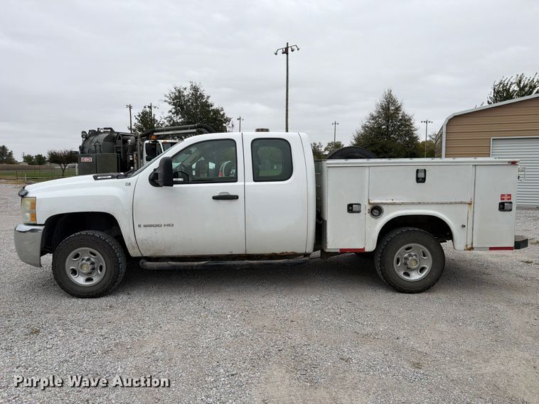 image for item FU0582 2008 Chevrolet Silverado 2500HD Ext. Cab utility bed pickup truck