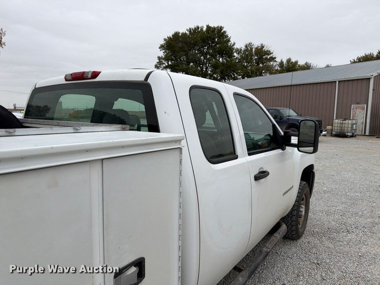 image for item FU0582 2008 Chevrolet Silverado 2500HD Ext. Cab utility bed pickup truck