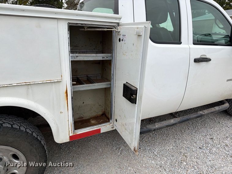 image for item FU0582 2008 Chevrolet Silverado 2500HD Ext. Cab utility bed pickup truck