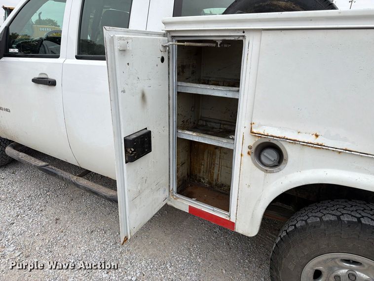 image for item FU0582 2008 Chevrolet Silverado 2500HD Ext. Cab utility bed pickup truck