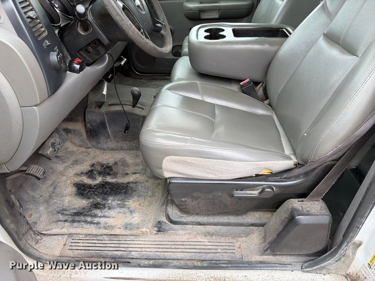 image for item FU0582 2008 Chevrolet Silverado 2500HD Ext. Cab utility bed pickup truck