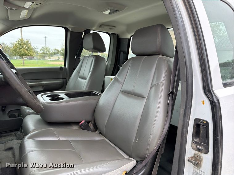 image for item FU0582 2008 Chevrolet Silverado 2500HD Ext. Cab utility bed pickup truck