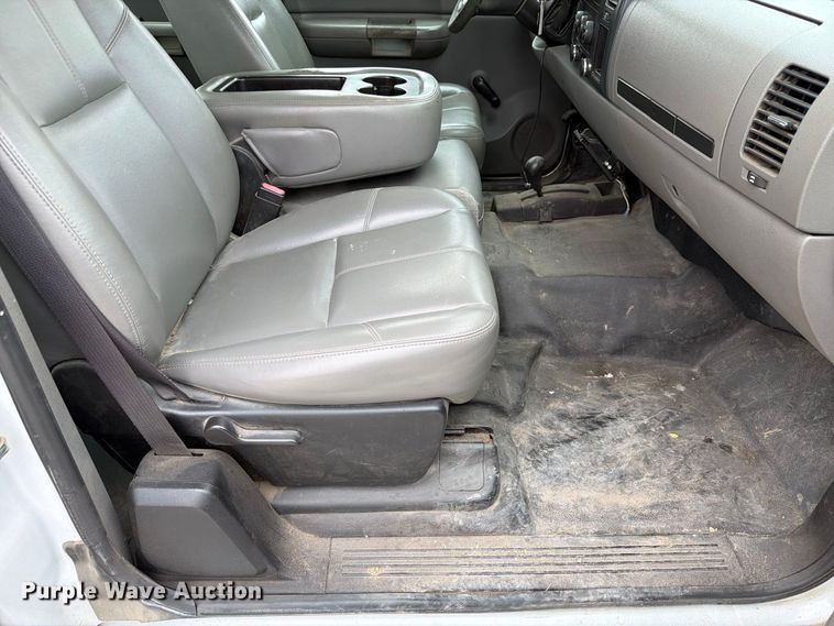 image for item FU0582 2008 Chevrolet Silverado 2500HD Ext. Cab utility bed pickup truck