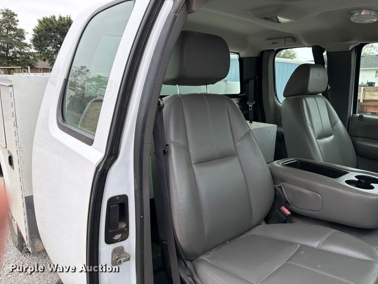 image for item FU0582 2008 Chevrolet Silverado 2500HD Ext. Cab utility bed pickup truck