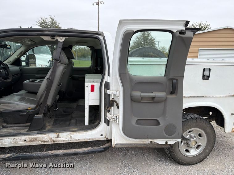 image for item FU0582 2008 Chevrolet Silverado 2500HD Ext. Cab utility bed pickup truck