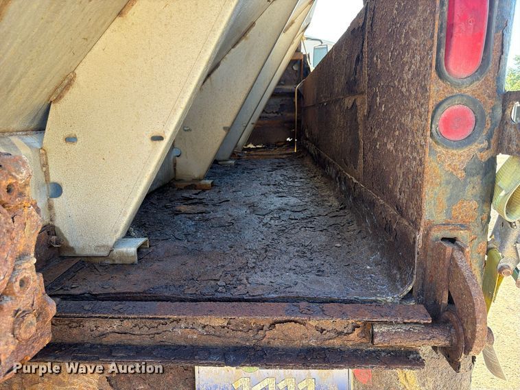 image for item FU4748 2009 International 7300 dump truck