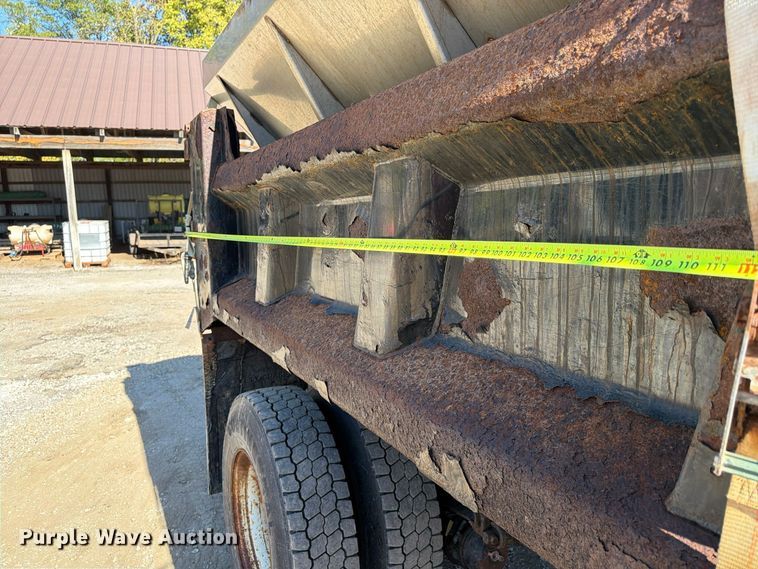 image for item FU4748 2009 International 7300 dump truck