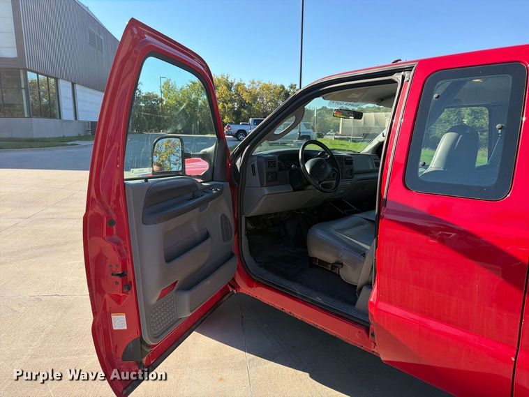 image for item FU4762 2004 Ford F350 Super Duty Ext. Cab pickup truck