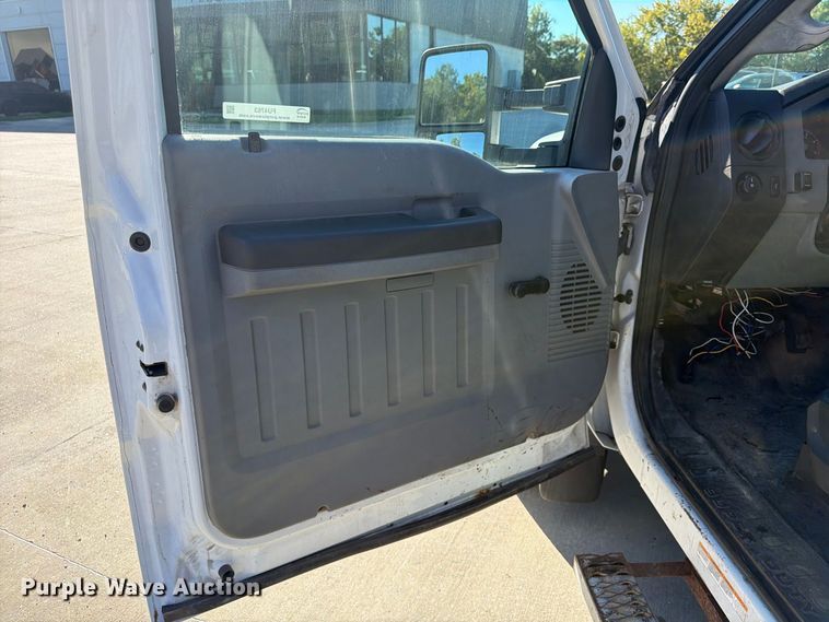 image for item FU4763 2014 Ford F450 Super Duty flatbed truck