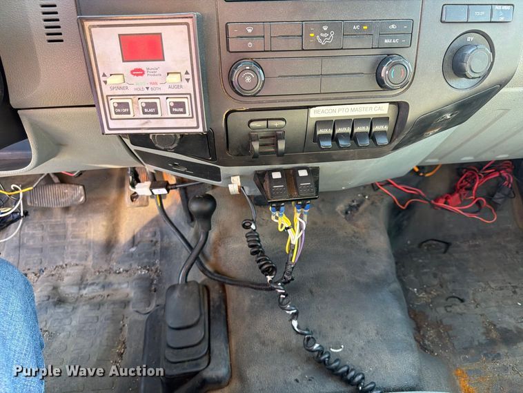 image for item FU4763 2014 Ford F450 Super Duty flatbed truck