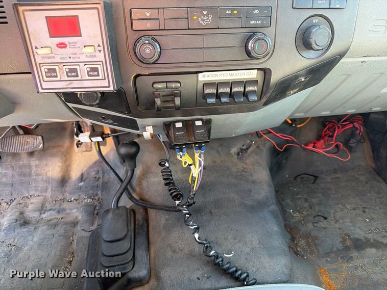 image for item FU4763 2014 Ford F450 Super Duty flatbed truck