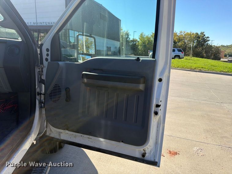 image for item FU4763 2014 Ford F450 Super Duty flatbed truck