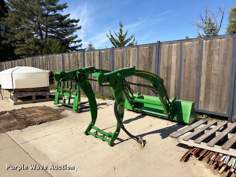 image for item FU4826 2018 John Deere 320R loader