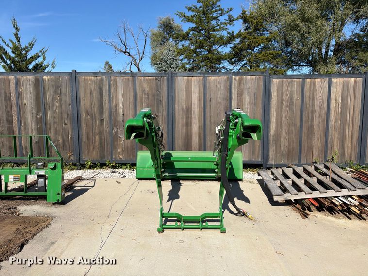 image for item FU4826 2018 John Deere 320R loader