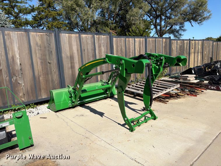 image for item FU4826 2018 John Deere 320R loader