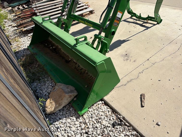 image for item FU4826 2018 John Deere 320R loader