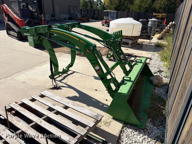 image for item FU4826 2018 John Deere 320R loader