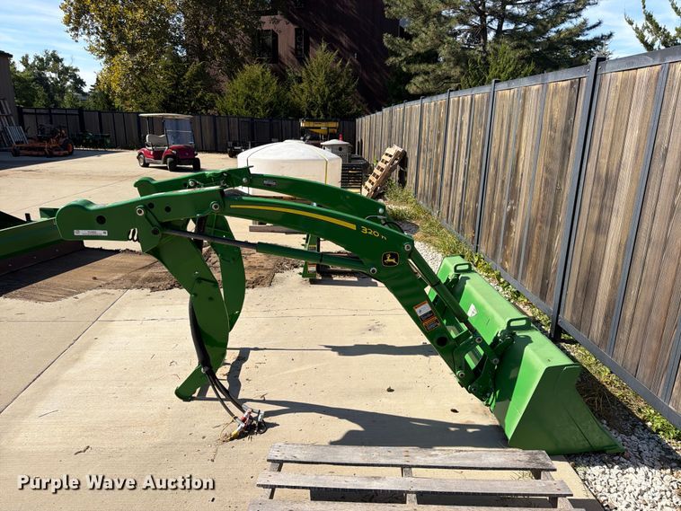 image for item FU4826 2018 John Deere 320R loader