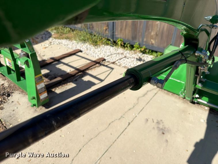 image for item FU4826 2018 John Deere 320R loader