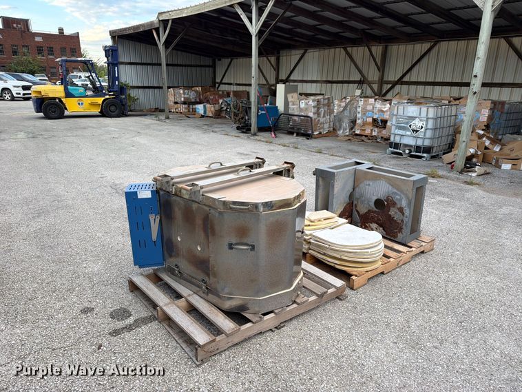 image for item FU5009 Paragon Oval 10 pottery kiln