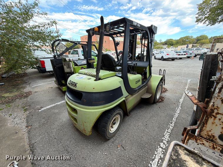 image for item FU5010 2010 Clark 8K forklift
