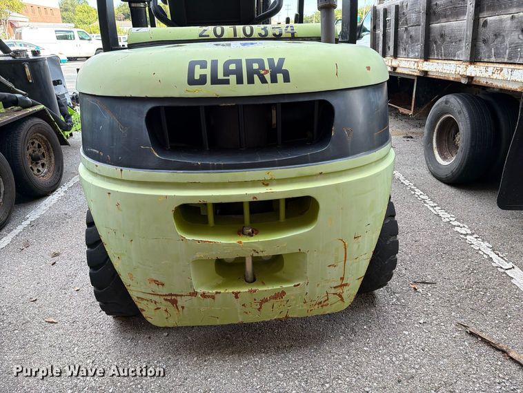 image for item FU5010 2010 Clark 8K forklift