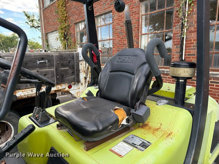 image for item FU5010 2010 Clark 8K forklift