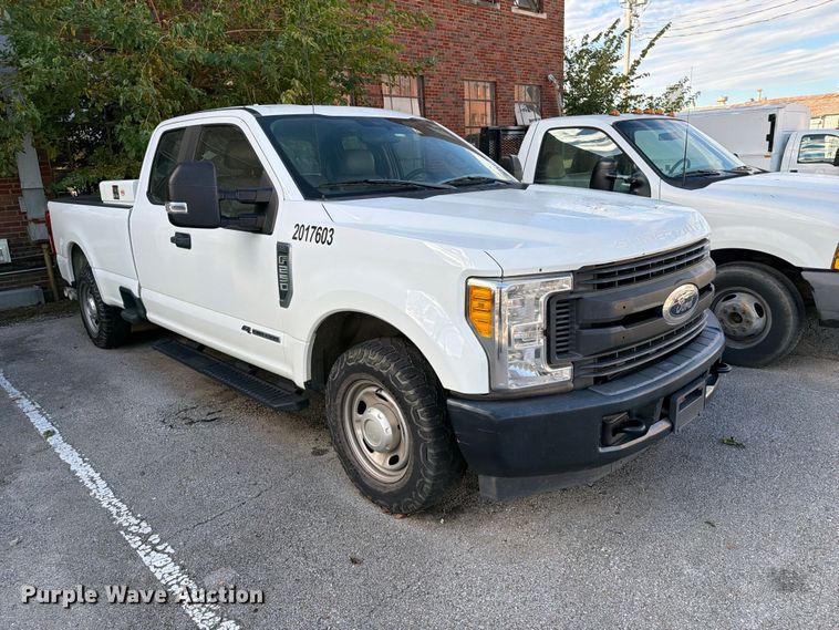 image for item FU5028 2017 Ford F250 Super Duty Ext. Cab flatbed pickup truck