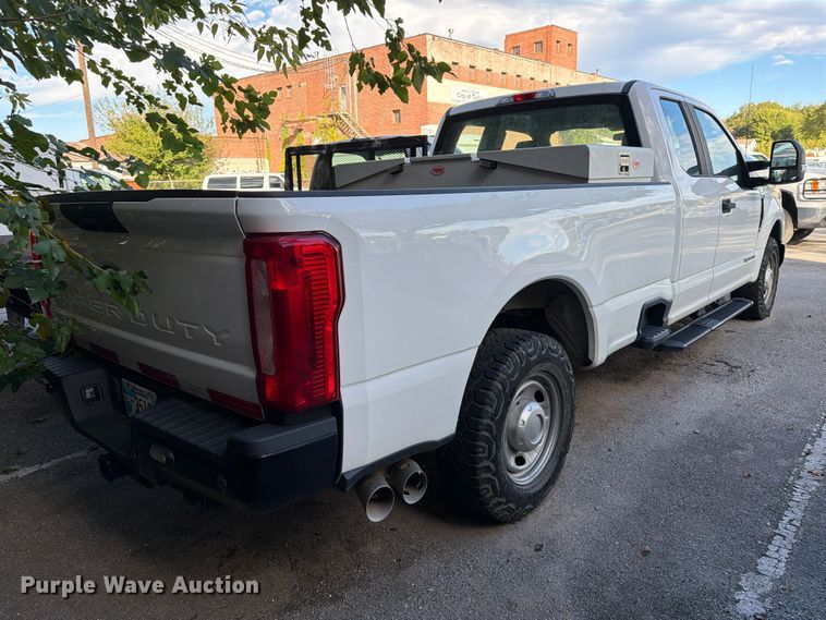 image for item FU5028 2017 Ford F250 Super Duty Ext. Cab flatbed pickup truck