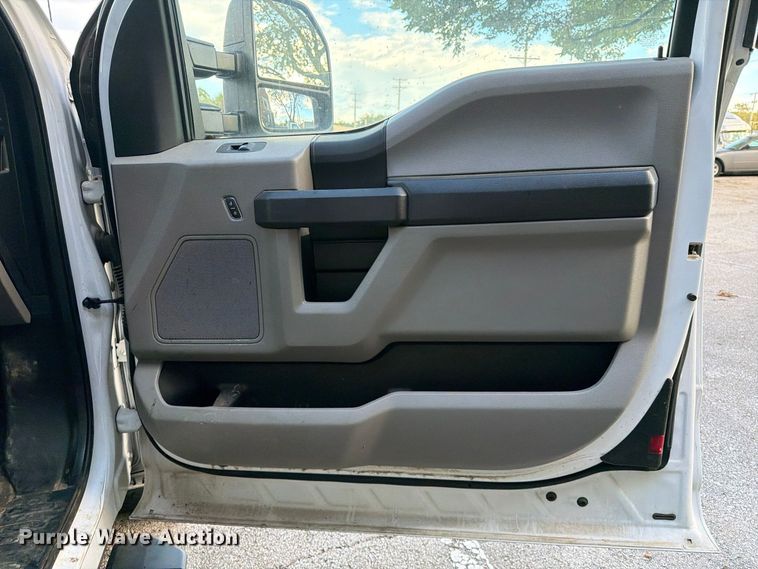 image for item FU5028 2017 Ford F250 Super Duty Ext. Cab flatbed pickup truck