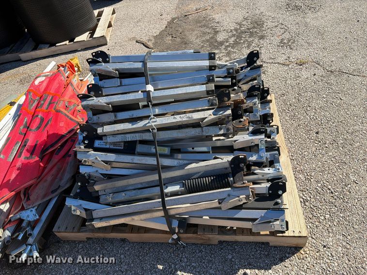 image for item FU5068 Quadra Flex V sign stands