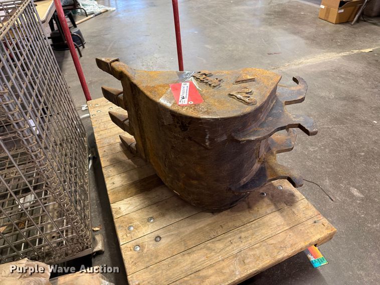 image for item FU5078 Tooth Pro backhoe bucket