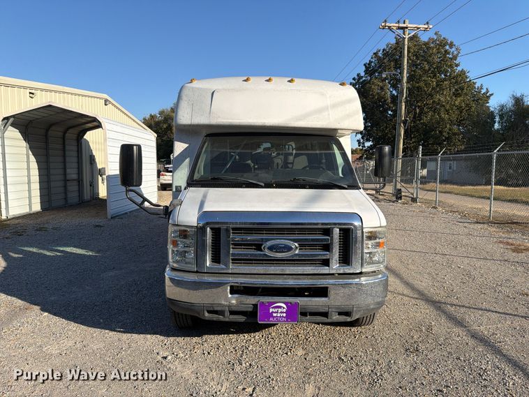 image for item FU6014 2013 Ford E450 shuttle bus