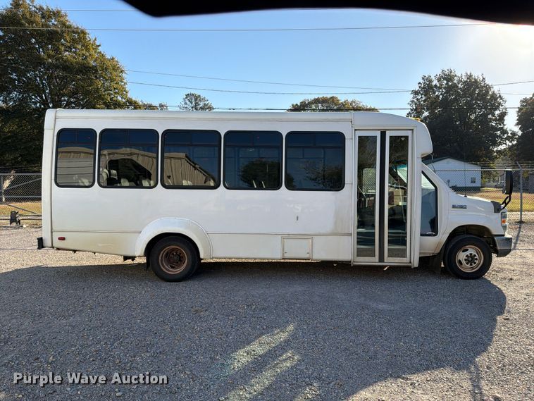 image for item FU6014 2013 Ford E450 shuttle bus