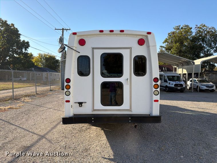 image for item FU6014 2013 Ford E450 shuttle bus