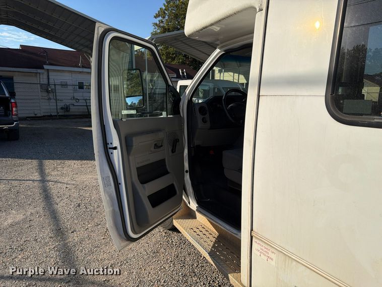 image for item FU6014 2013 Ford E450 shuttle bus