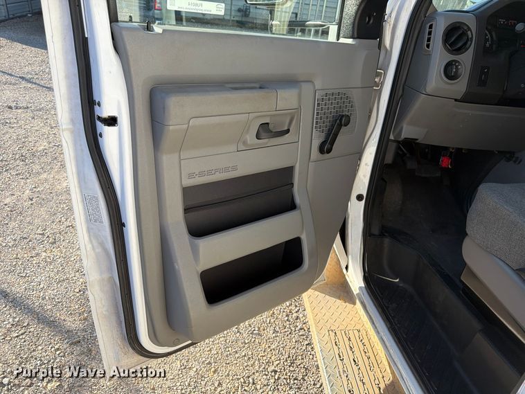 image for item FU6014 2013 Ford E450 shuttle bus
