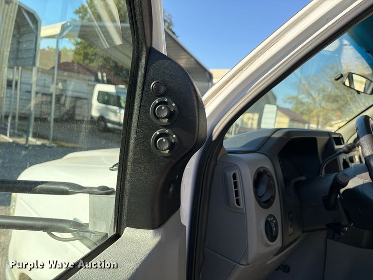 image for item FU6014 2013 Ford E450 shuttle bus