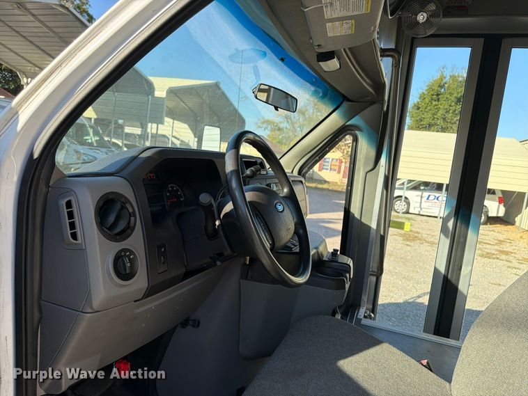 image for item FU6014 2013 Ford E450 shuttle bus