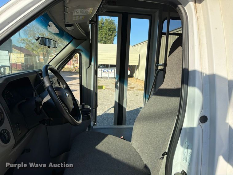 image for item FU6014 2013 Ford E450 shuttle bus