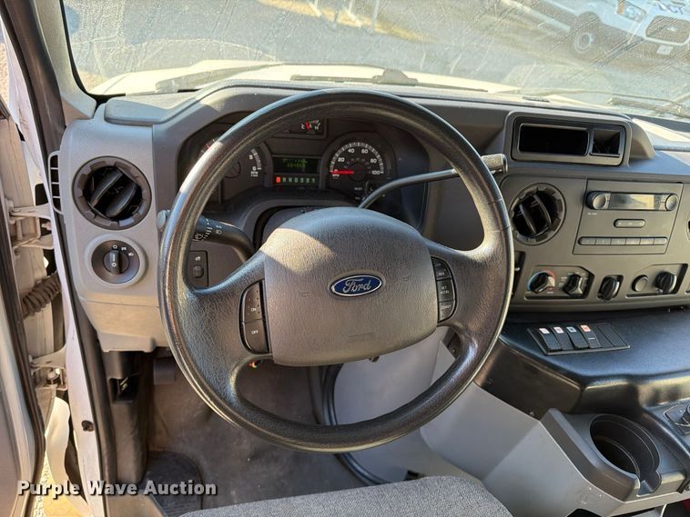 image for item FU6014 2013 Ford E450 shuttle bus
