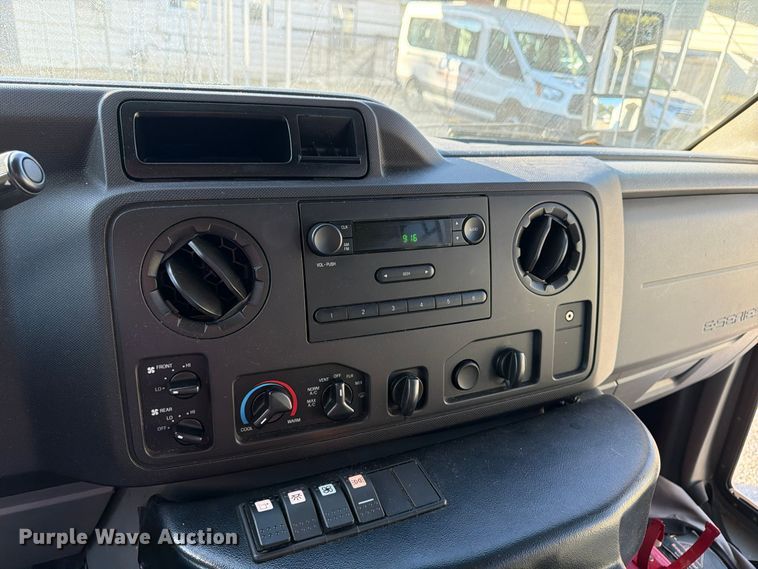 image for item FU6014 2013 Ford E450 shuttle bus