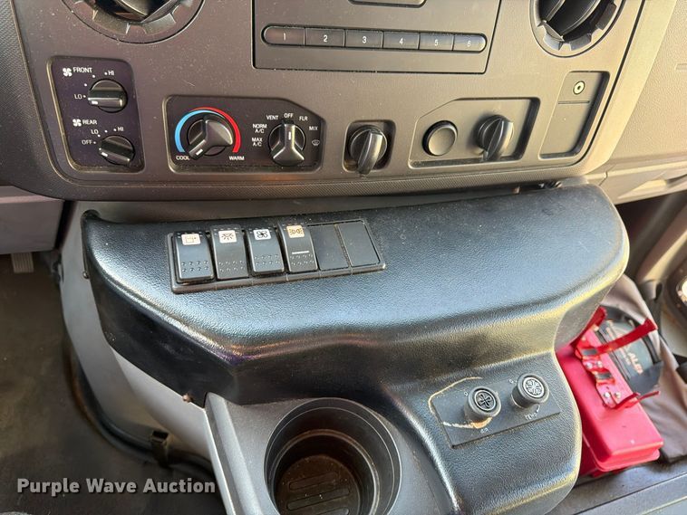 image for item FU6014 2013 Ford E450 shuttle bus