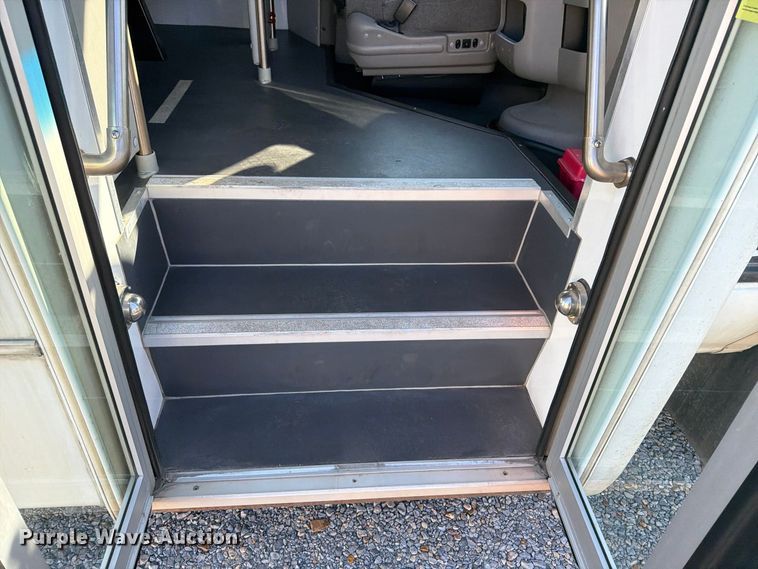 image for item FU6014 2013 Ford E450 shuttle bus
