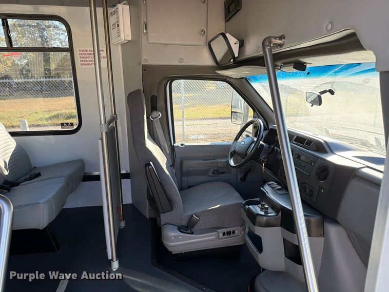 image for item FU6014 2013 Ford E450 shuttle bus