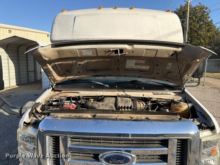 image for item FU6014 2013 Ford E450 shuttle bus