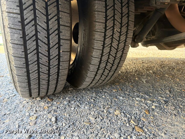 image for item FU6014 2013 Ford E450 shuttle bus