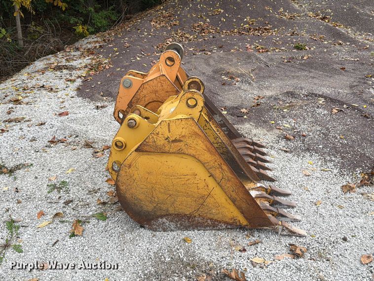 image for item FU8510 (2) backhoe buckets